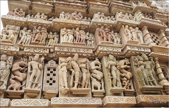 Khajuraho abrite également des temples Jans qui ont été réalisés entre le X et le XI ème siècle. (21)