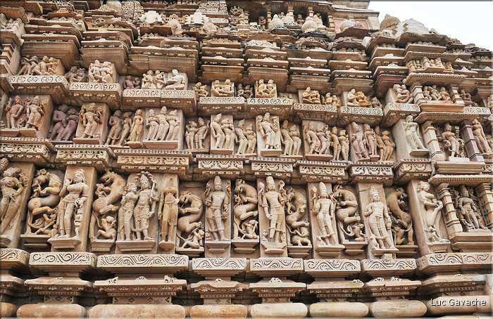 Khajuraho abrite également des temples Jaïns qui ont été réalisés entre le X et le XI ème siècle. (24)