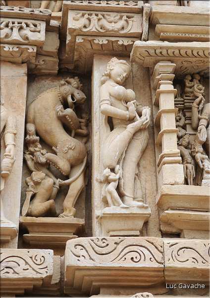 Khajuraho abrite également des temples Jans qui ont été réalisés entre le X et le XI ème siècle. (25)