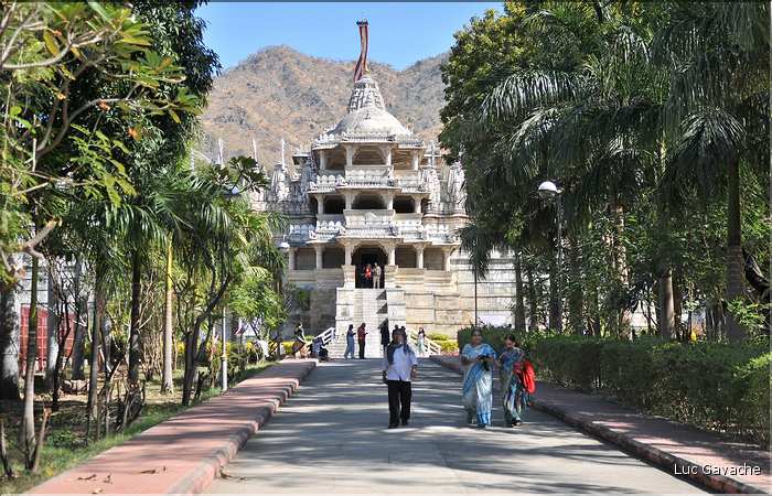 Le magnifique temple Jans d'Adinath  de Ranakpur - XV ème Siècle- se situe au Nord de la ville de D'Udapur.  (1)