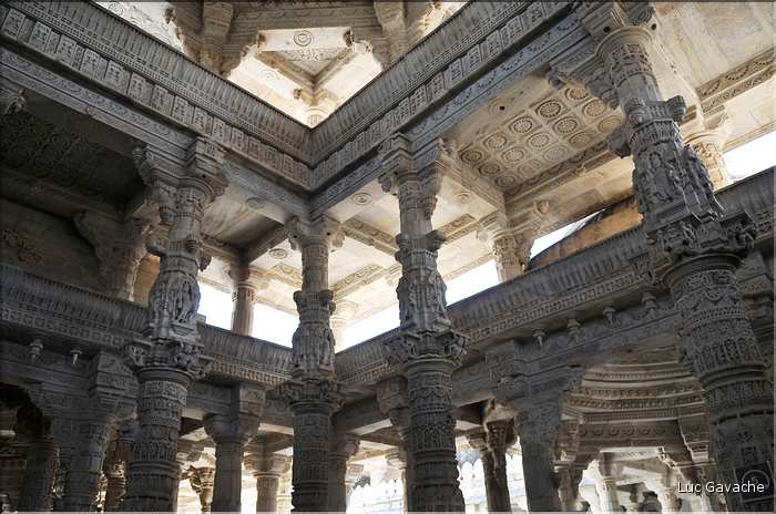 Le magnifique temple Jans d'Adinath  de Ranakpur - XV ème Siècle- se situe au Nord de la ville de D'Udapur. (11)