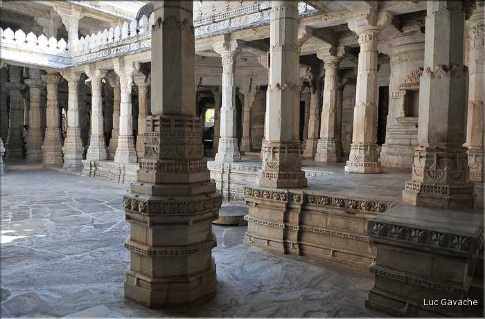 Le magnifique temple Jans d'Adinath  de Ranakpur - XV ème Siècle- se situe au Nord de la ville de D'Udapur. (12)