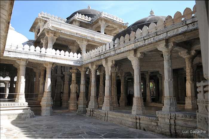 Le magnifique temple Jans d'Adinath  de Ranakpur - XV ème Siècle- se situe au Nord de la ville de D'Udapur. (13)