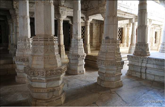 Le magnifique temple Jans d'Adinath  de Ranakpur - XV ème Siècle- se situe au Nord de la ville de D'Udapur. (16)