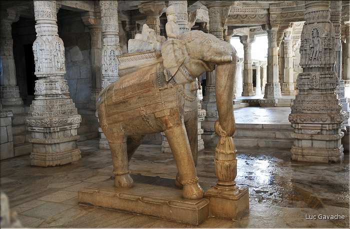 Le magnifique temple Jans d'Adinath  de Ranakpur - XV ème Siècle- se situe au Nord de la ville de D'Udapur. (26)