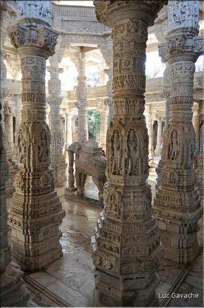 Le magnifique temple Jans d'Adinath  de Ranakpur - XV ème Siècle- se situe au Nord de la ville de D'Udapur. (29)