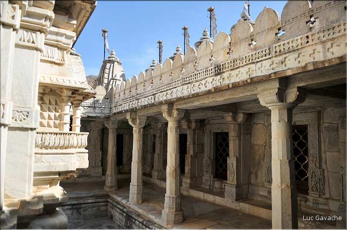 Le magnifique temple Jans d'Adinath  de Ranakpur - XV ème Siècle- se situe au Nord de la ville de D'Udapur. (40)