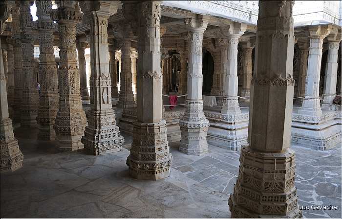Le magnifique temple Jans d'Adinath  de Ranakpur - XV ème Siècle- se situe au Nord de la ville de D'Udapur. (42)