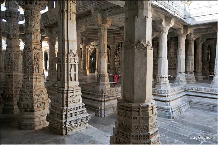 Le magnifique temple Jans d'Adinath  de Ranakpur - XV ème Siècle- se situe au Nord de la ville de D'Udapur. (45)