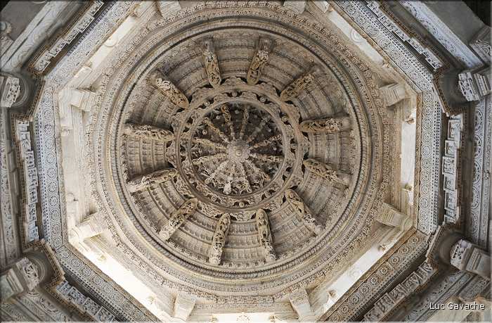 Le magnifique temple Jans d'Adinath  de Ranakpur - XV ème Siècle- se situe au Nord de la ville de D'Udapur. (47)