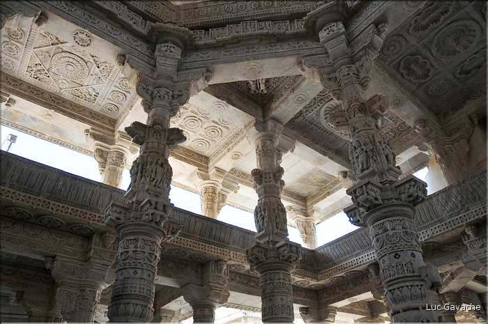 Le magnifique temple Jans d'Adinath  de Ranakpur - XV ème Siècle- se situe au Nord de la ville de D'Udapur. (48)