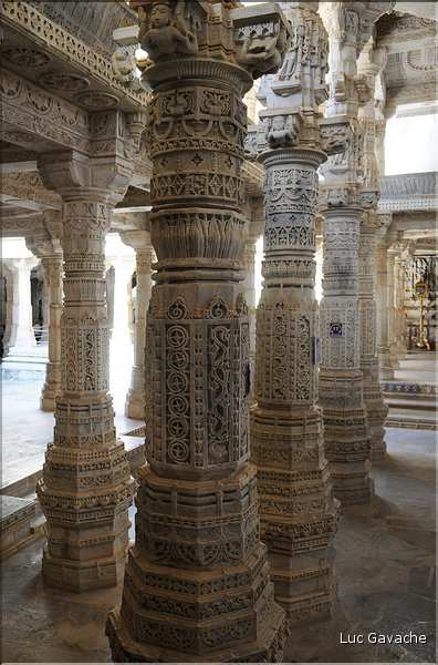 Le magnifique temple Jans d'Adinath  de Ranakpur - XV ème Siècle- se situe au Nord de la ville de D'Udapur. (50)