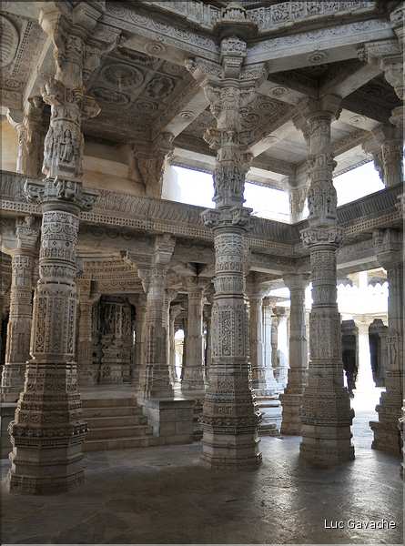 Le magnifique temple Jans d'Adinath  de Ranakpur - XV ème Siècle- se situe au Nord de la ville de D'Udapur. (53)