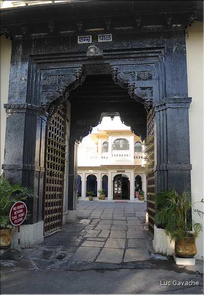 L'immence City Palace d'Udapur, qui commença à être édifié au XVI ème siècle, est toujours partiellement habité par le Maharadja. (1)