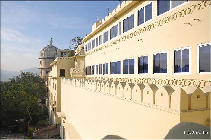 L'immence City Palace d'Udapur, qui commença à être édifié au XVI ème siècle, est toujours partiellement habité par le Maharadja. (2)
