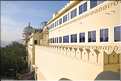 L'immence City Palace d'Udapur, qui commença à être édifié au XVI ème siècle, est toujours partiellement habité par le Maharadja. (2)