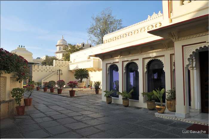 L'immence City Palace d'Udapur, qui commença à être édifié au XVI ème siècle, est toujours partiellement habité par le Maharadja. (3)