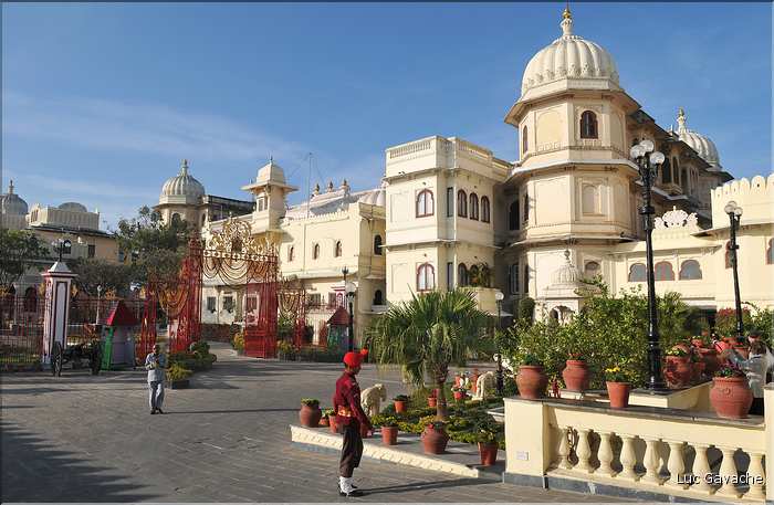 L'immence City Palace d'Udapur, qui commença à être édifié au XVI ème siècle, est toujours partiellement habité par le Maharadja. (5)