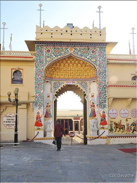 L'immence City Palace d'Udapur, qui commença à être édifié au XVI ème siècle, est toujours partiellement habité par le Maharadja. (7)