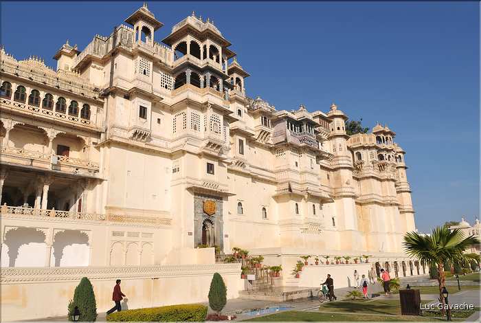 L'immence City Palace d'Udapur, qui commença à être édifié au XVI ème siècle, est toujours partiellement habité par le Maharadja. (8)