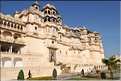 L'immence City Palace d'Udapur, qui commença à être édifié au XVI ème siècle, est toujours partiellement habité par le Maharadja. (8)