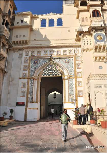 L'immence City Palace d'Udapur, qui commença à être édifié au XVI ème siècle, est toujours partiellement habité par le Maharadja. (9)