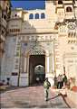 L'immence City Palace d'Udapur, qui commença à être édifié au XVI ème siècle, est toujours partiellement habité par le Maharadja. (9)