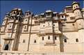 L'immence City Palace d'Udapur, qui commença à être édifié au XVI ème siècle, est toujours partiellement habité par le Maharadja. (11)