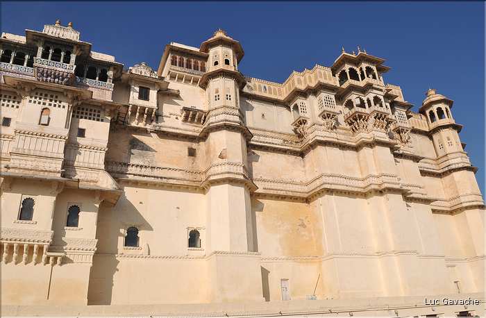 L'immence City Palace d'Udapur, qui commença à être édifié au XVI ème siècle, est toujours partiellement habité par le Maharadja. (12)