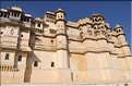 L'immence City Palace d'Udapur, qui commença à être édifié au XVI ème siècle, est toujours partiellement habité par le Maharadja. (12)