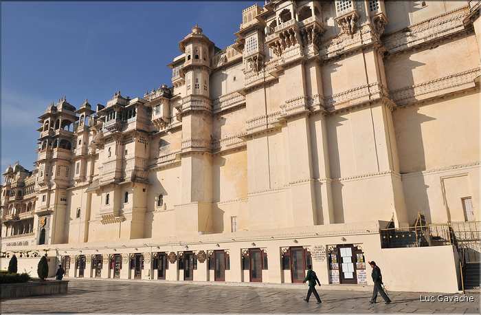 L'immence City Palace d'Udapur, qui commença à être édifié au XVI ème siècle, est toujours partiellement habité par le Maharadja. (13)
