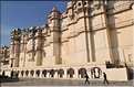 L'immence City Palace d'Udapur, qui commença à être édifié au XVI ème siècle, est toujours partiellement habité par le Maharadja. (13)