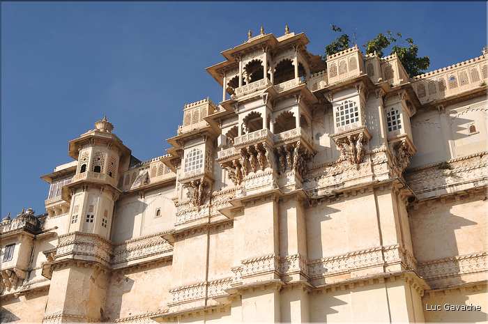 L'immence City Palace d'Udapur, qui commença à être édifié au XVI ème siècle, est toujours partiellement habité par le Maharadja. (15)