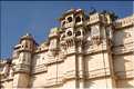 L'immence City Palace d'Udapur, qui commença à être édifié au XVI ème siècle, est toujours partiellement habité par le Maharadja. (15)