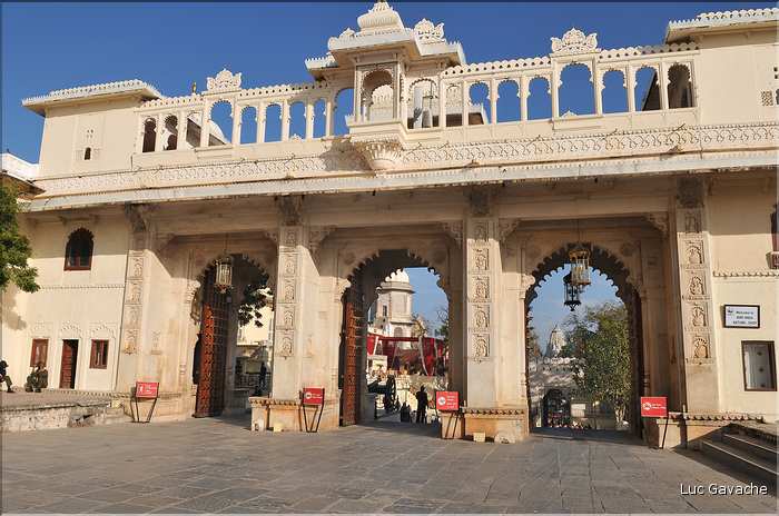 L'immence City Palace d'Udapur, qui commença à être édifié au XVI ème siècle, est toujours partiellement habité par le Maharadja. (16)