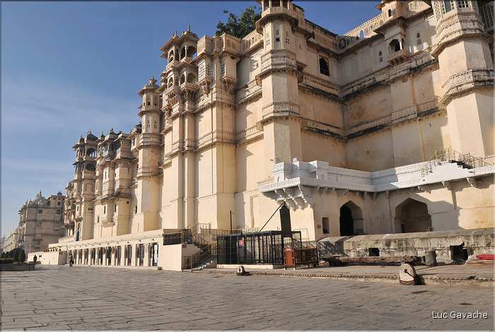 L'immence City Palace d'Udapur, qui commença à être édifié au XVI ème siècle, est toujours partiellement habité par le Maharadja. (17)