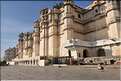 L'immence City Palace d'Udapur, qui commença à être édifié au XVI ème siècle, est toujours partiellement habité par le Maharadja. (17)