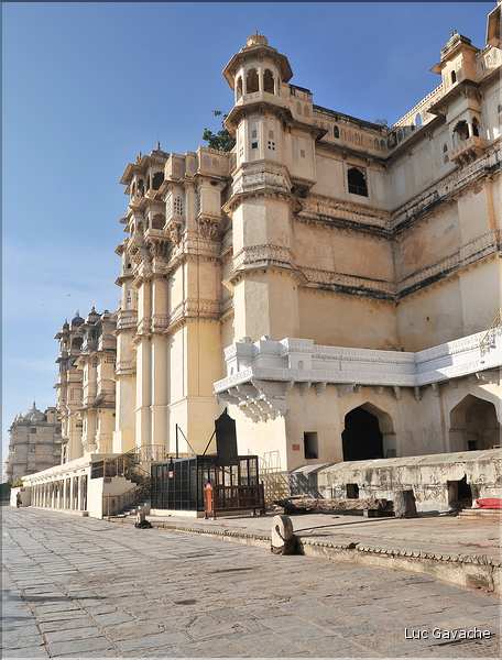 L'immence City Palace d'Udapur, qui commença à être édifié au XVI ème siècle, est toujours partiellement habité par le Maharadja. (18)