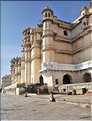 L'immence City Palace d'Udapur, qui commença à être édifié au XVI ème siècle, est toujours partiellement habité par le Maharadja. (18)