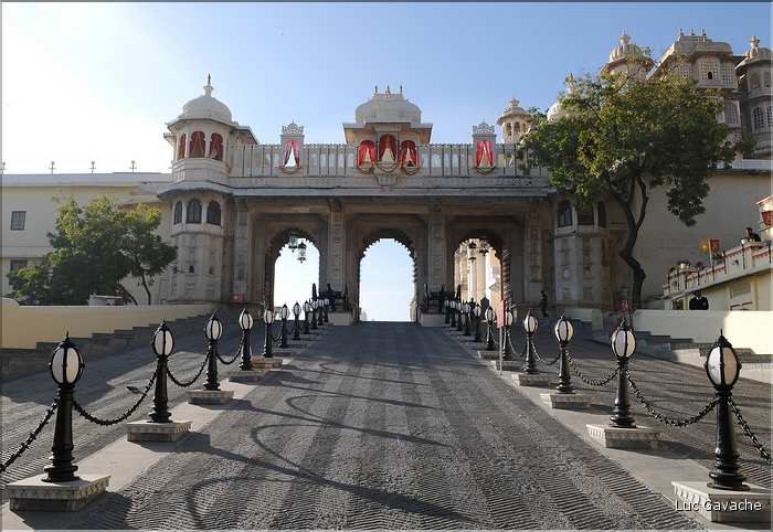 L'immence City Palace d'Udapur, qui commença à être édifié au XVI ème siècle, est toujours partiellement habité par le Maharadja. (19)