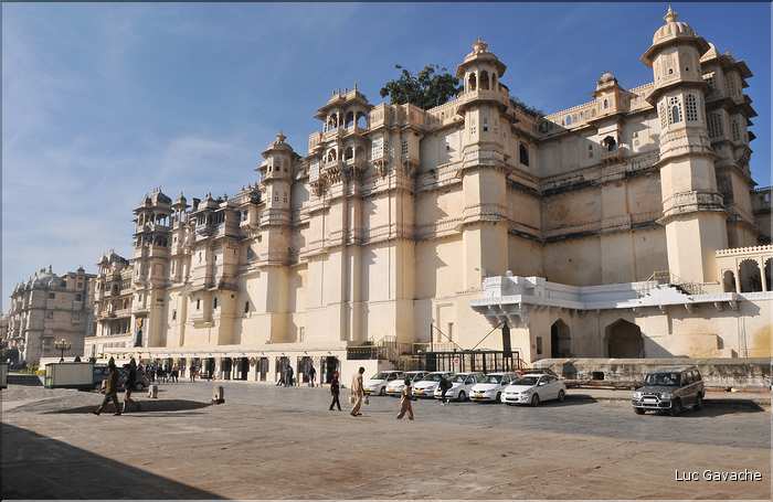 L'immence City Palace d'Udapur, qui commença à être édifié au XVI ème siècle, est toujours partiellement habité par le Maharadja. (21)