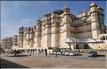 L'immence City Palace d'Udapur, qui commença à être édifié au XVI ème siècle, est toujours partiellement habité par le Maharadja. (21)