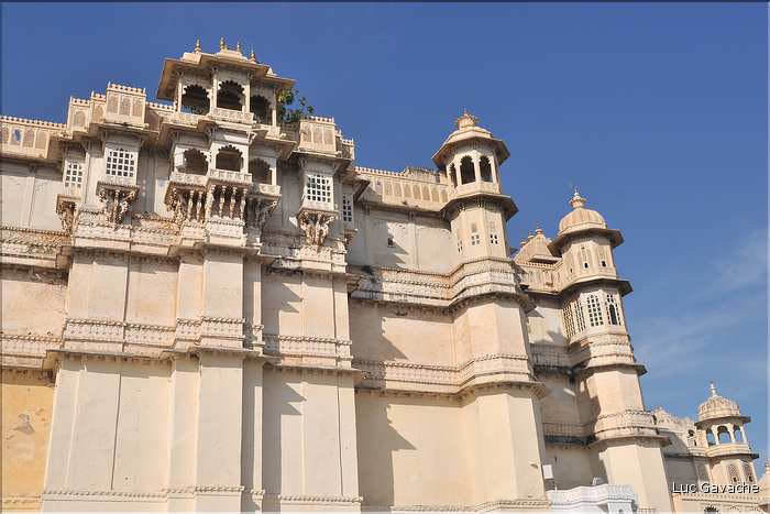 L'immence City Palace d'Udapur, qui commença à être édifié au XVI ème siècle, est toujours partiellement habité par le Maharadja. (22)