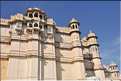 L'immence City Palace d'Udapur, qui commença à être édifié au XVI ème siècle, est toujours partiellement habité par le Maharadja. (22)