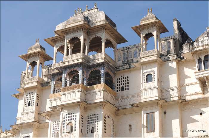 L'immence City Palace d'Udapur, qui commença à être édifié au XVI ème siècle, est toujours partiellement habité par le Maharadja. (23)