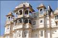 L'immence City Palace d'Udapur, qui commença à être édifié au XVI ème siècle, est toujours partiellement habité par le Maharadja. (23)