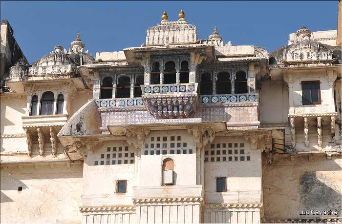 L'immence City Palace d'Udapur, qui commença à être édifié au XVI ème siècle, est toujours partiellement habité par le Maharadja. (24)