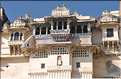 L'immence City Palace d'Udapur, qui commença à être édifié au XVI ème siècle, est toujours partiellement habité par le Maharadja. (24)
