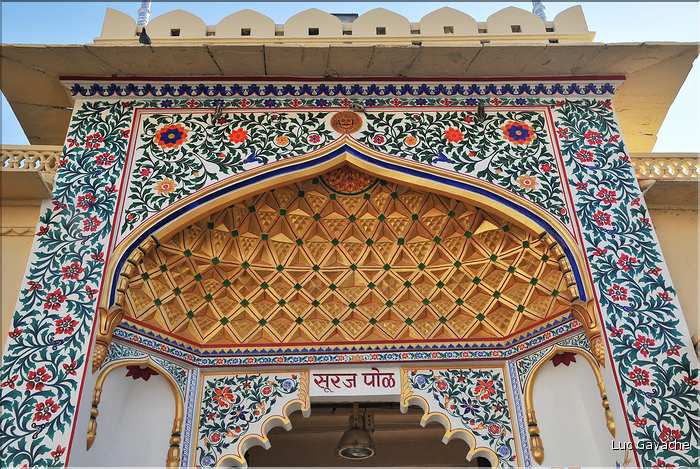 L'immence City Palace d'Udapur, qui commença à être édifié au XVI ème siècle, est toujours partiellement habité par le Maharadja. (27)