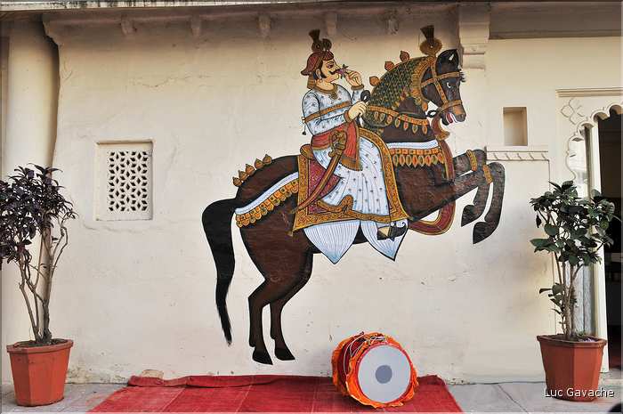 L'immence City Palace d'Udapur, qui commença à être édifié au XVI ème siècle, est toujours partiellement habité par le Maharadja. (28)